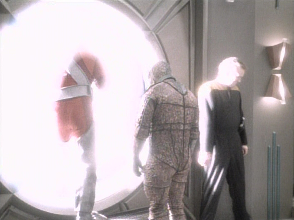 extant_StarTrekDS9_1x06-CaptivePursuitl_03220.jpg