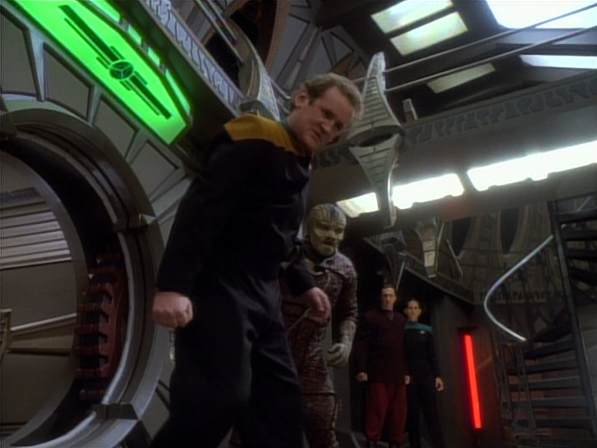 extant_StarTrekDS9_1x06-CaptivePursuitl_03230.jpg