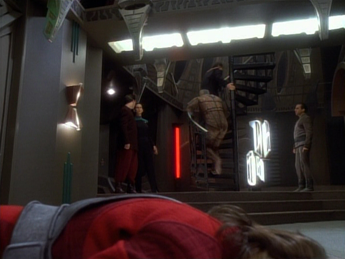 extant_StarTrekDS9_1x06-CaptivePursuitl_03239.jpg