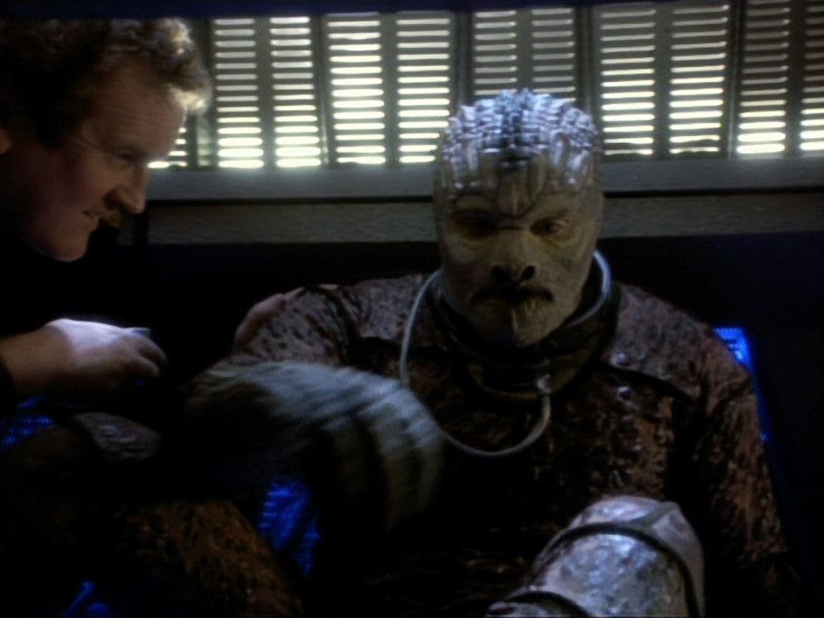 extant_StarTrekDS9_1x06-CaptivePursuitl_03356.jpg