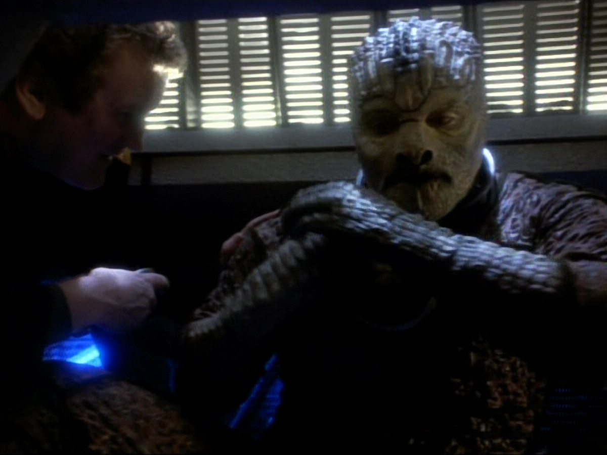extant_StarTrekDS9_1x06-CaptivePursuitl_03357.jpg
