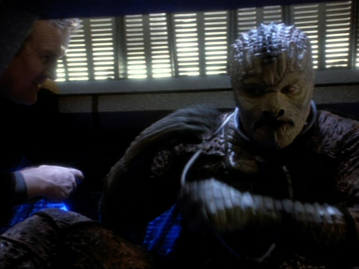 extant_StarTrekDS9_1x06-CaptivePursuitl_03358.jpg
