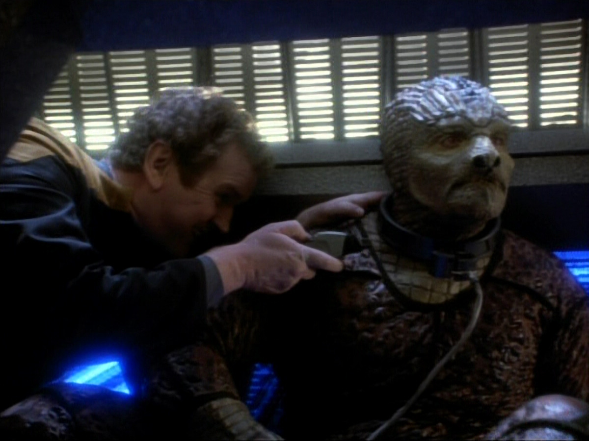 extant_StarTrekDS9_1x06-CaptivePursuitl_03363.jpg