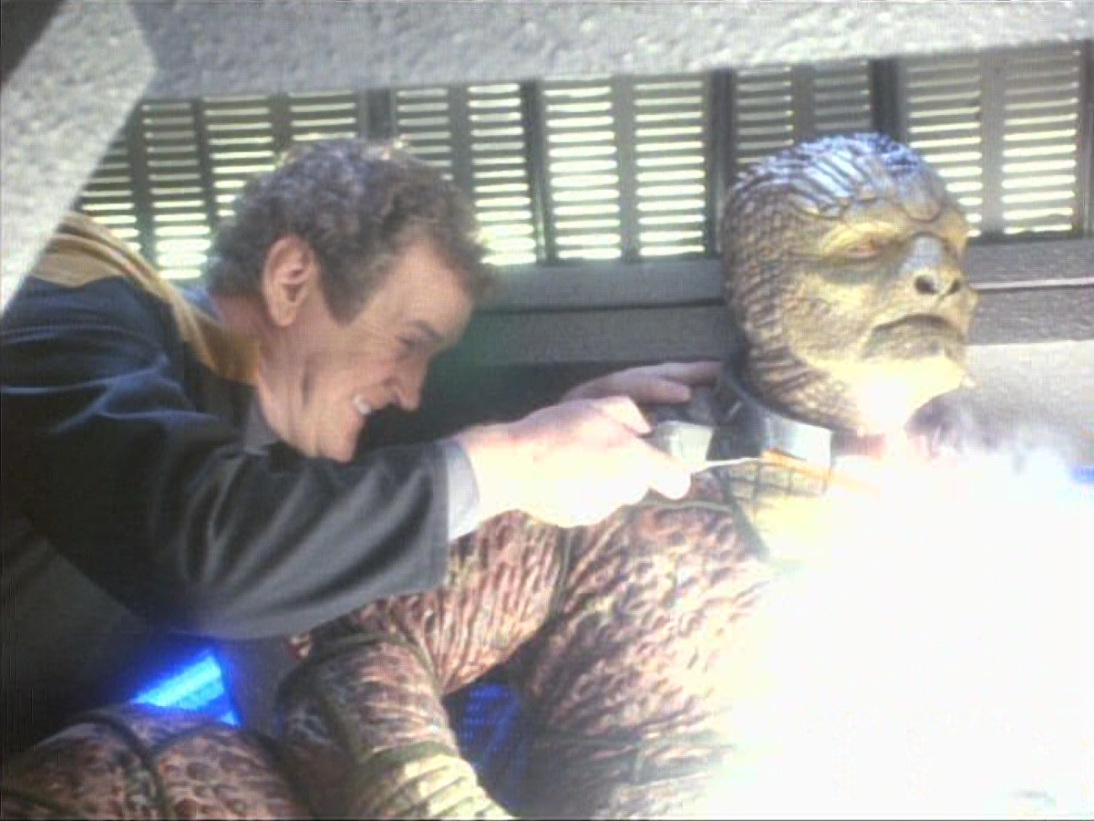 extant_StarTrekDS9_1x06-CaptivePursuitl_03365.jpg