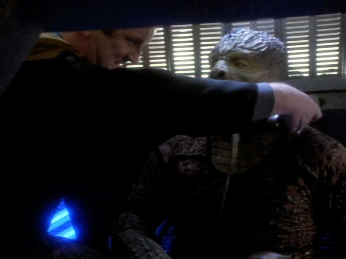 extant_StarTrekDS9_1x06-CaptivePursuitl_03368.jpg