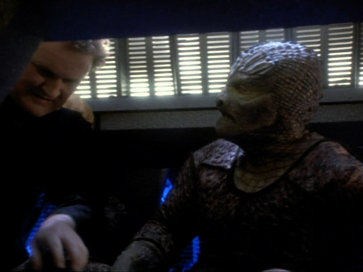 extant_StarTrekDS9_1x06-CaptivePursuitl_03372.jpg