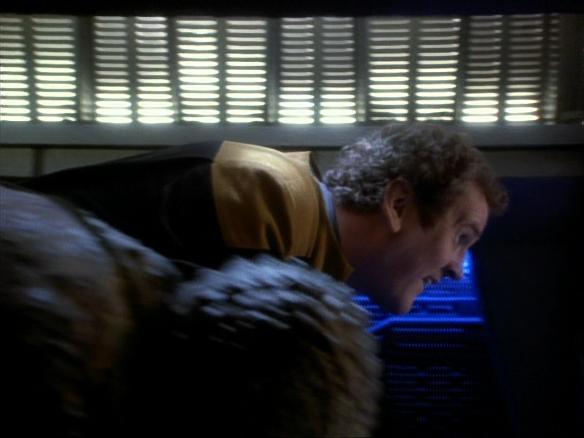 extant_StarTrekDS9_1x06-CaptivePursuitl_03382.jpg