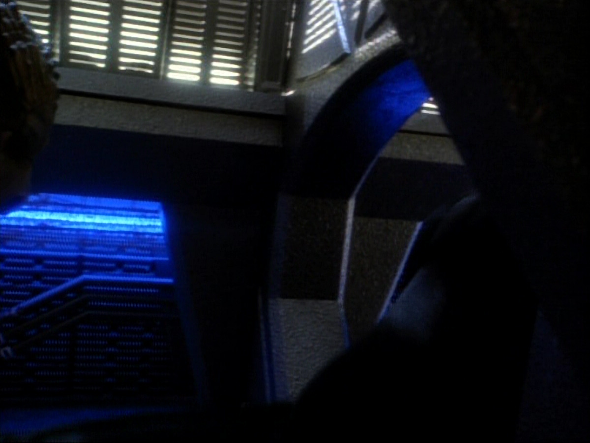 extant_StarTrekDS9_1x06-CaptivePursuitl_03384.jpg