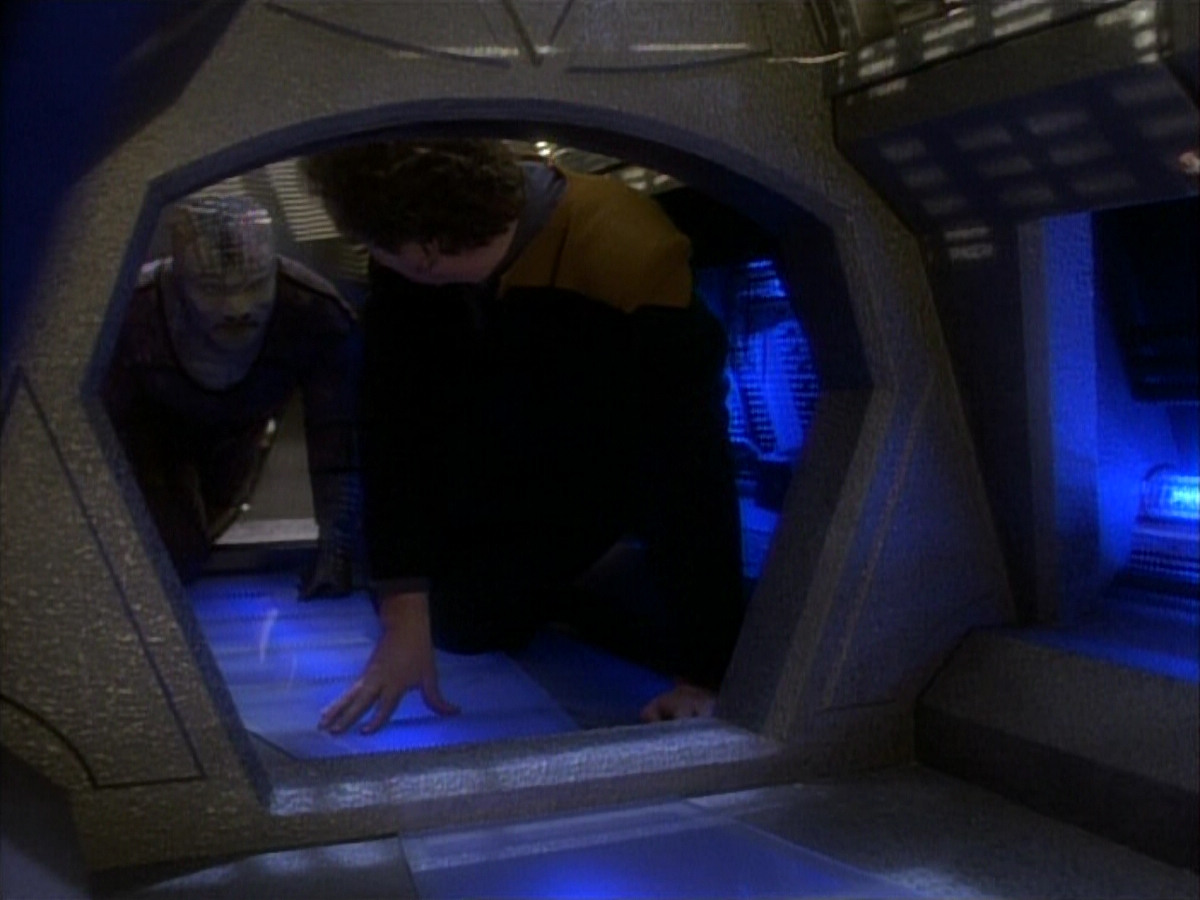 extant_StarTrekDS9_1x06-CaptivePursuitl_03393.jpg