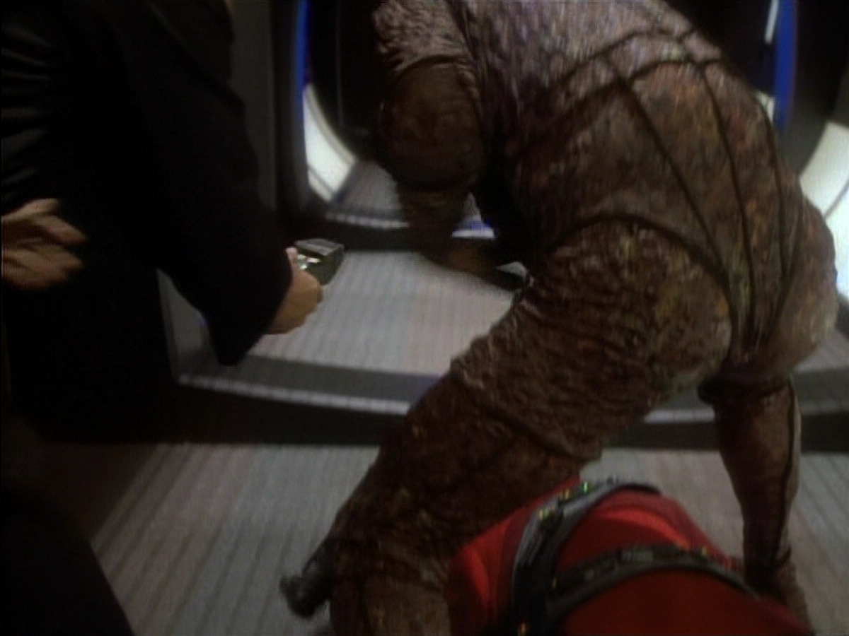 extant_StarTrekDS9_1x06-CaptivePursuitl_03432.jpg