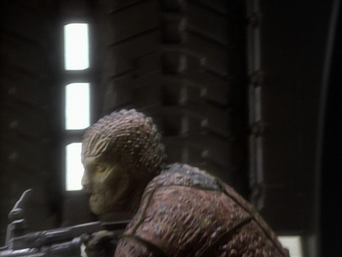 extant_StarTrekDS9_1x06-CaptivePursuitl_03435.jpg