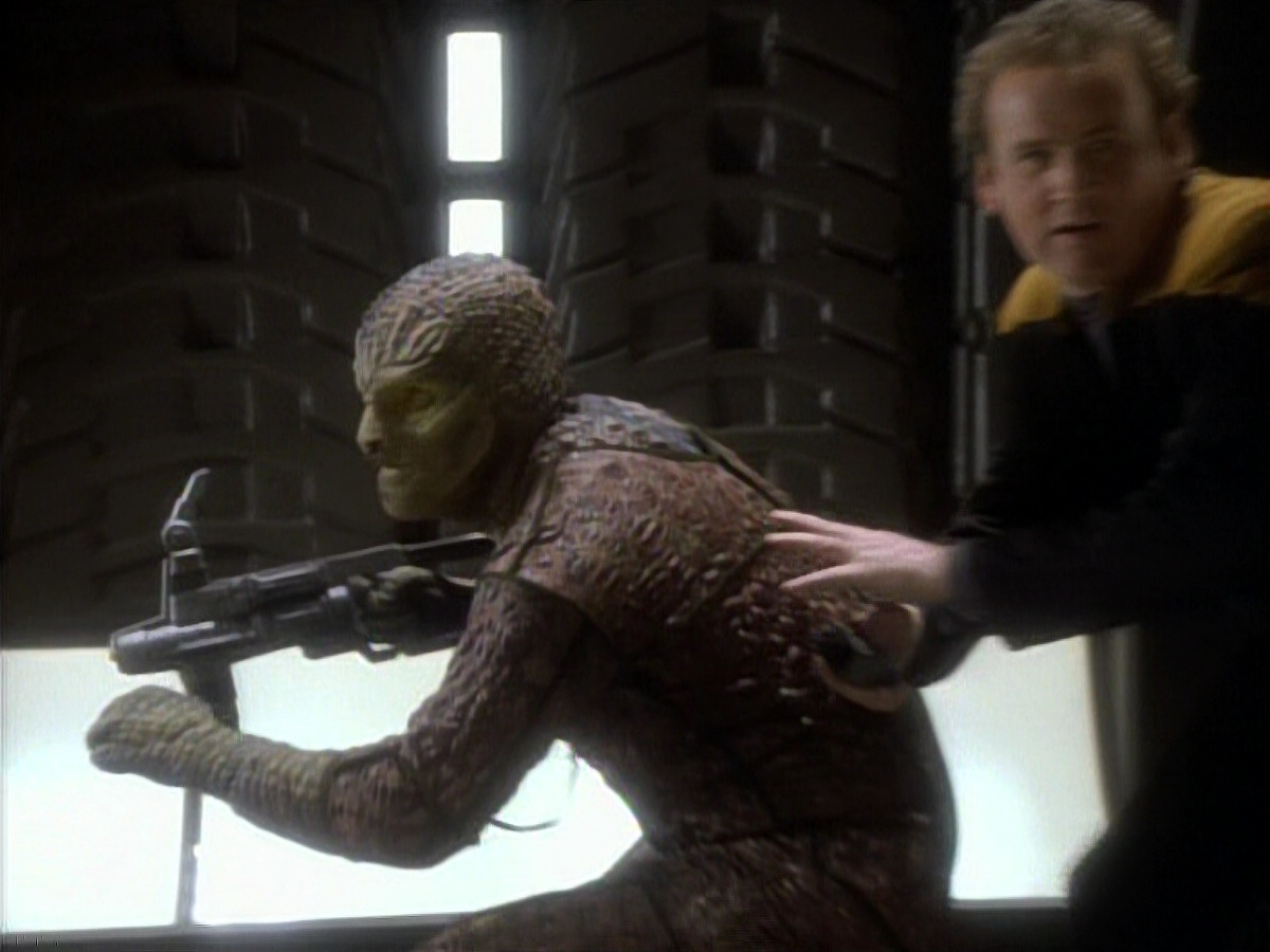 extant_StarTrekDS9_1x06-CaptivePursuitl_03436.jpg