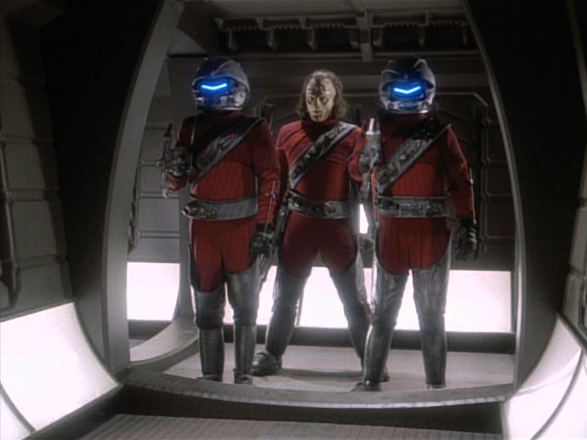 extant_StarTrekDS9_1x06-CaptivePursuitl_03443.jpg