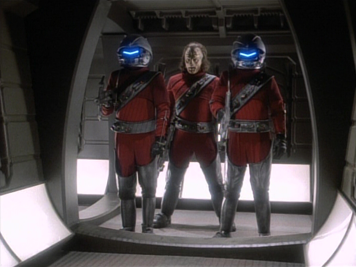 extant_StarTrekDS9_1x06-CaptivePursuitl_03445.jpg