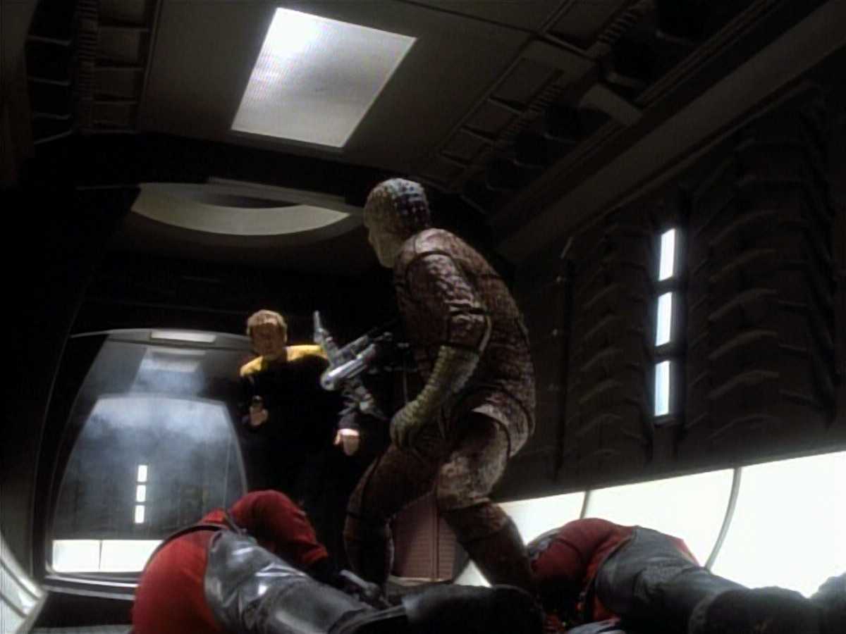 extant_StarTrekDS9_1x06-CaptivePursuitl_03471.jpg
