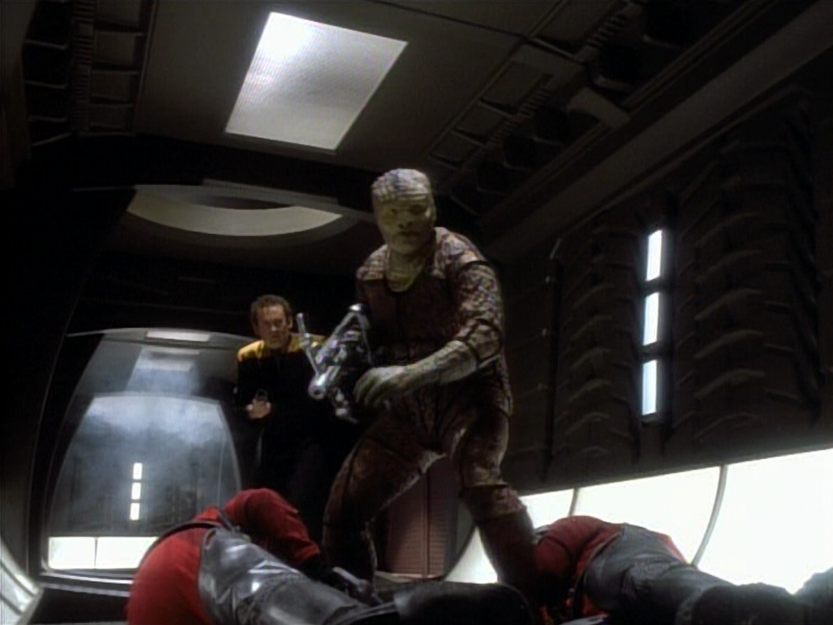 extant_StarTrekDS9_1x06-CaptivePursuitl_03472.jpg