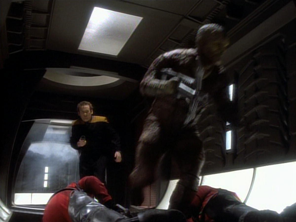 extant_StarTrekDS9_1x06-CaptivePursuitl_03473.jpg