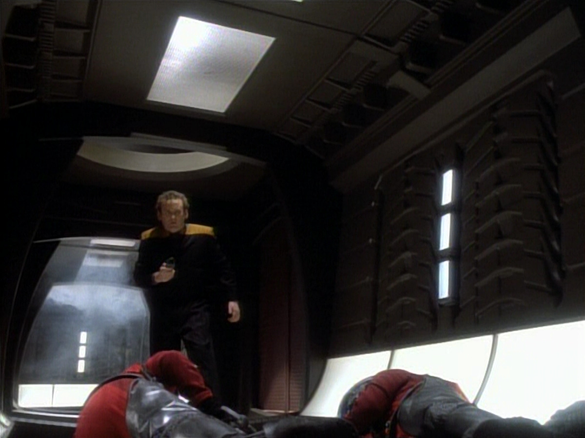 extant_StarTrekDS9_1x06-CaptivePursuitl_03474.jpg