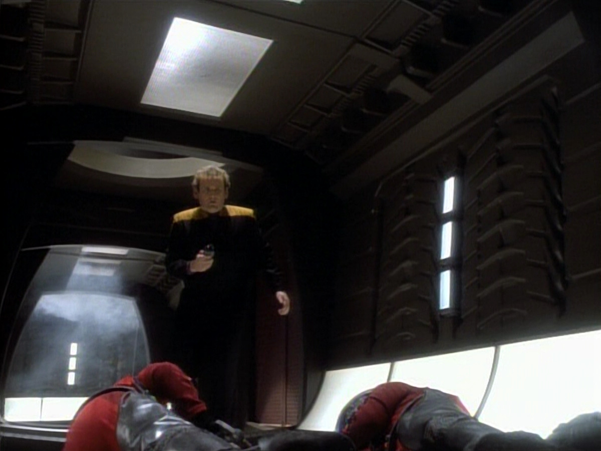 extant_StarTrekDS9_1x06-CaptivePursuitl_03475.jpg