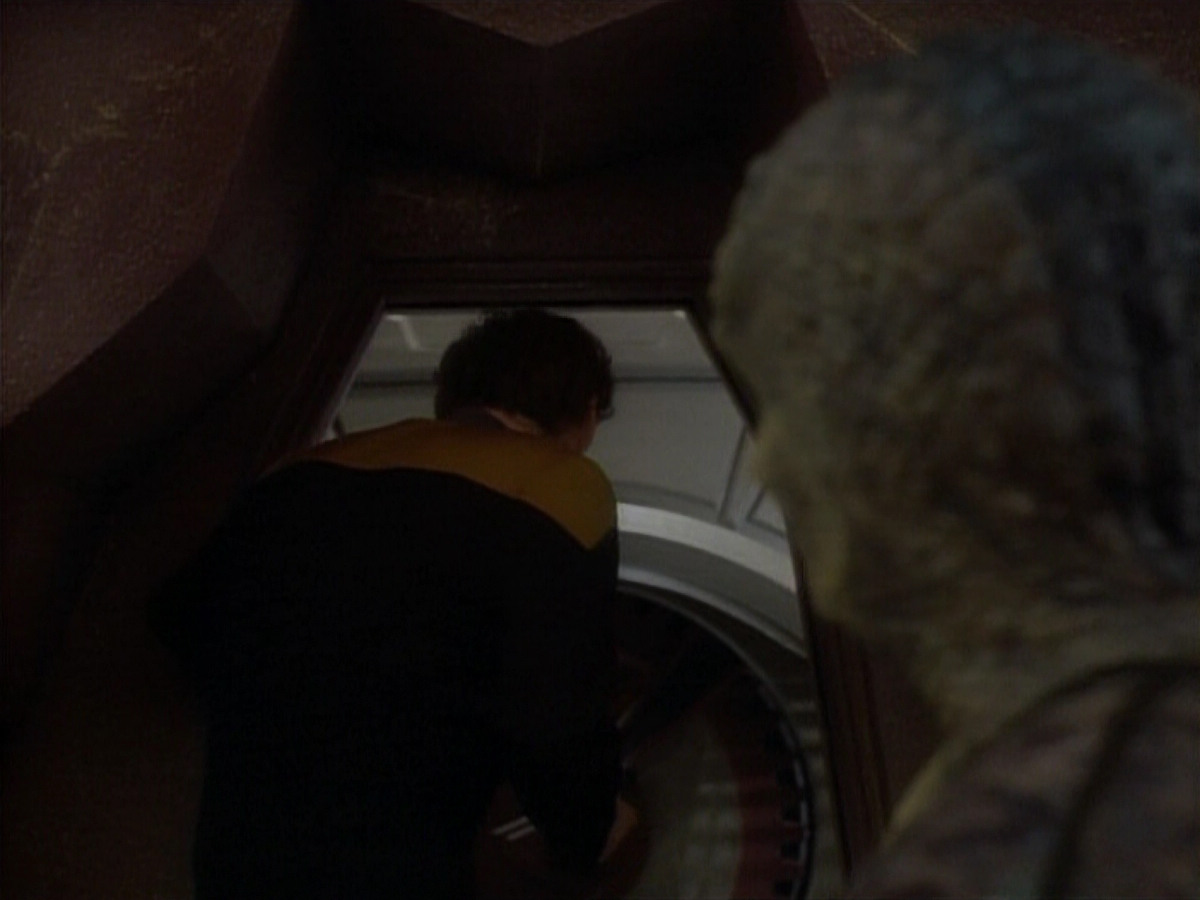 extant_StarTrekDS9_1x06-CaptivePursuitl_03555.jpg