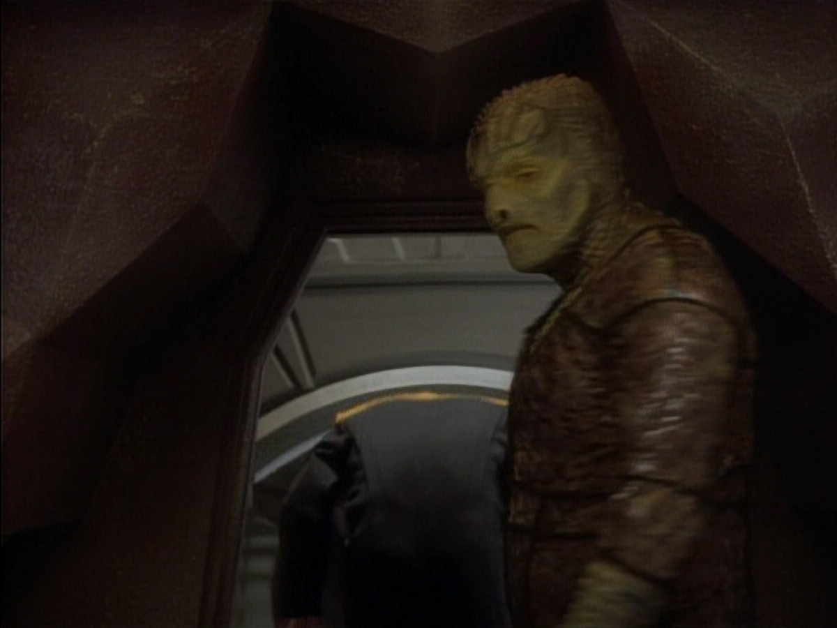 extant_StarTrekDS9_1x06-CaptivePursuitl_03595.jpg