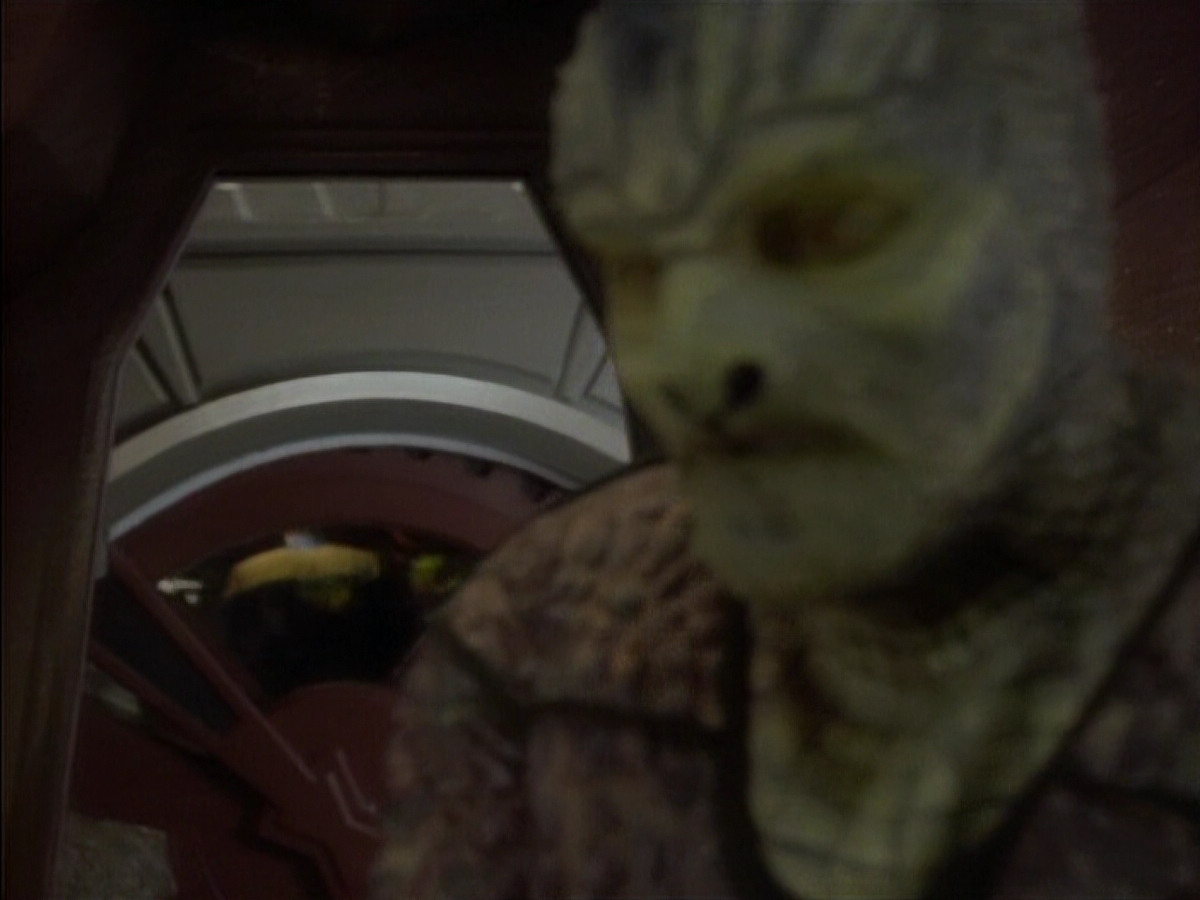 extant_StarTrekDS9_1x06-CaptivePursuitl_03607.jpg