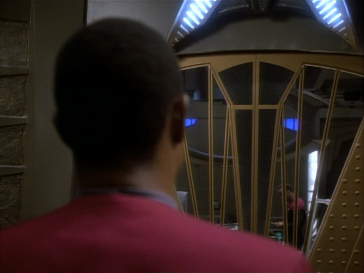 extant_StarTrekDS9_1x06-CaptivePursuitl_03773.jpg