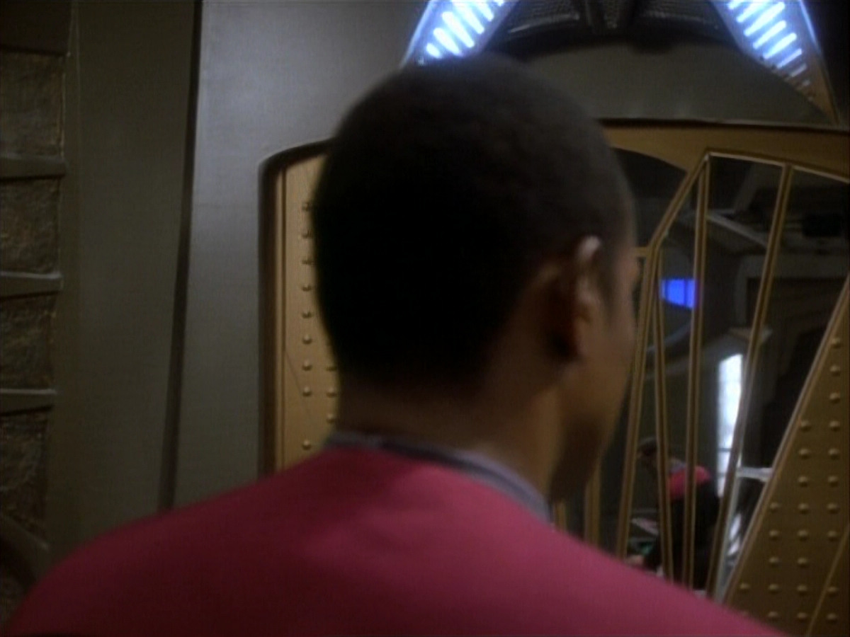 extant_StarTrekDS9_1x06-CaptivePursuitl_03774.jpg