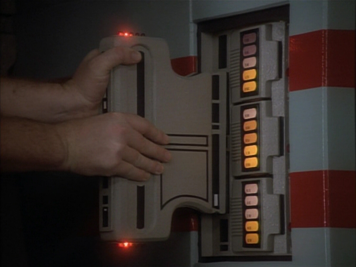 extant_StarTrekDS9_1x07-Q-Less_00194.jpg