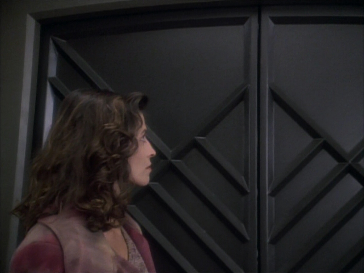extant_StarTrekDS9_1x07-Q-Less_01596.jpg
