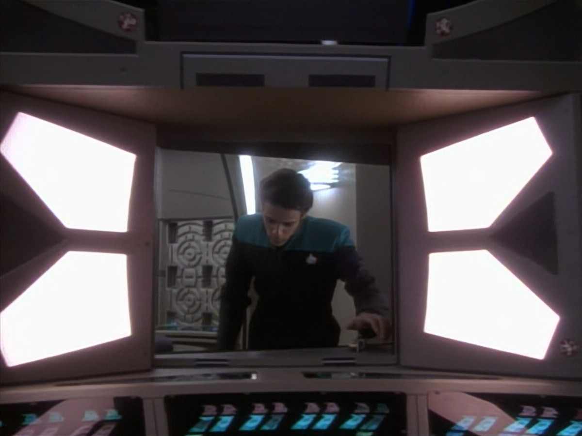extant_StarTrekDS9_1x09-ThePassenger_00490.jpg