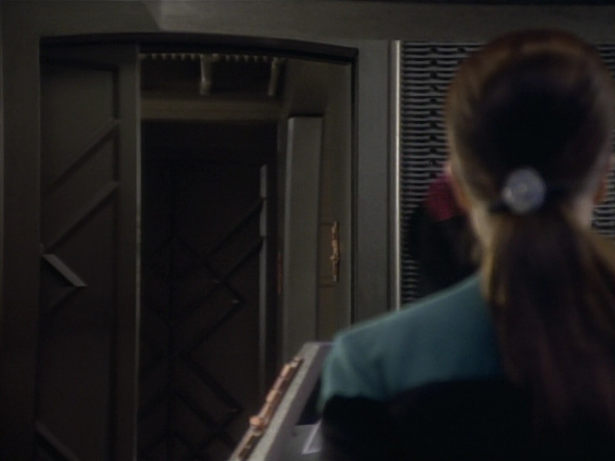 extant_StarTrekDS9_1x09-ThePassenger_01668.jpg
