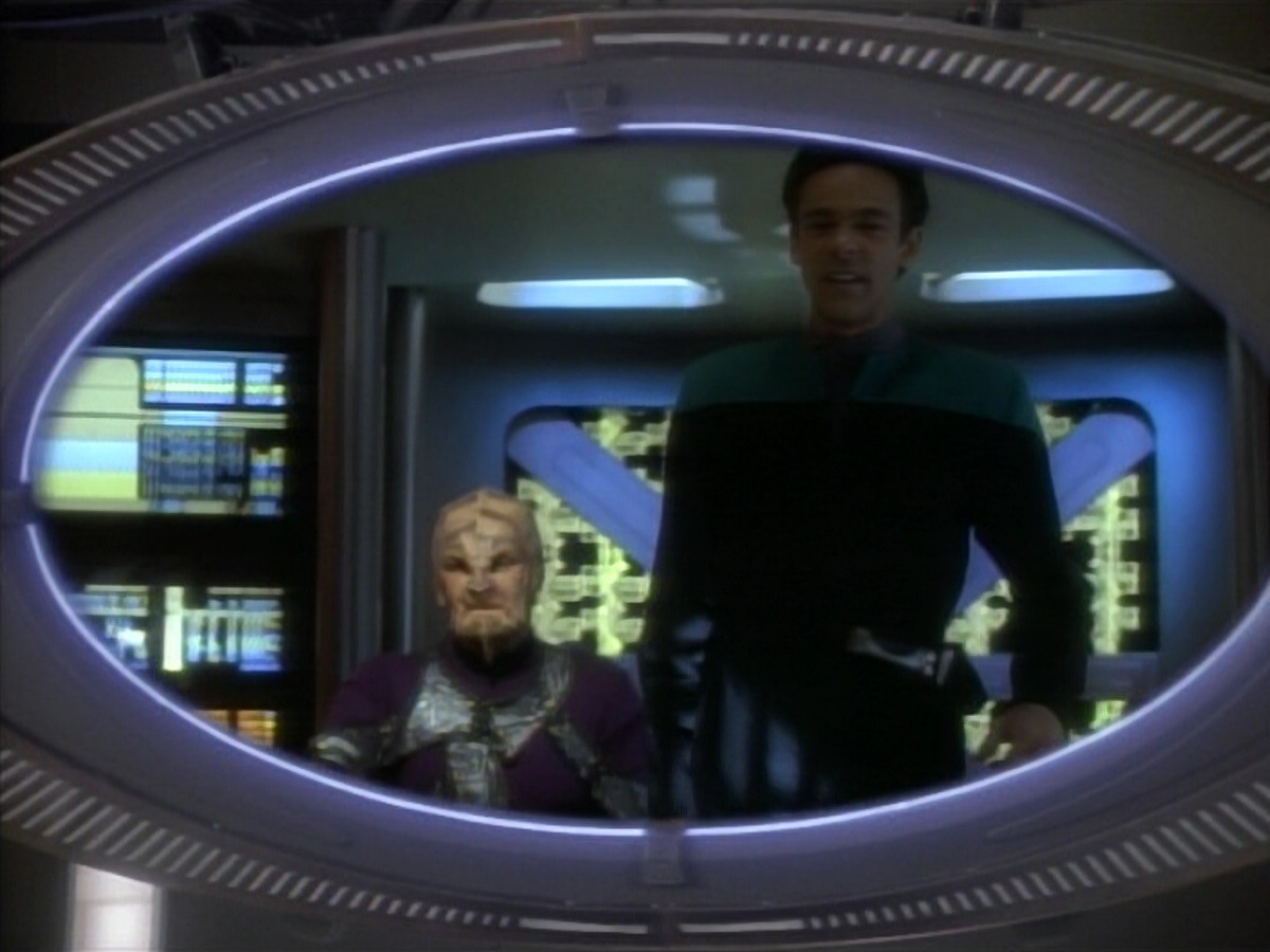 extant_StarTrekDS9_1x09-ThePassenger_03402.jpg