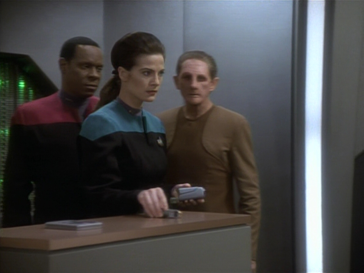 extant_StarTrekDS9_1x09-ThePassenger_03622.jpg