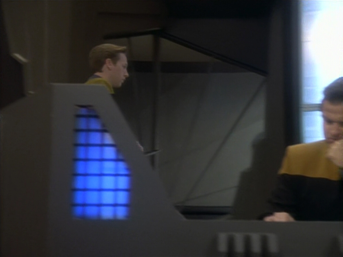 extant_StarTrekDS9_1x10-MoveAlongHome_02463.jpg