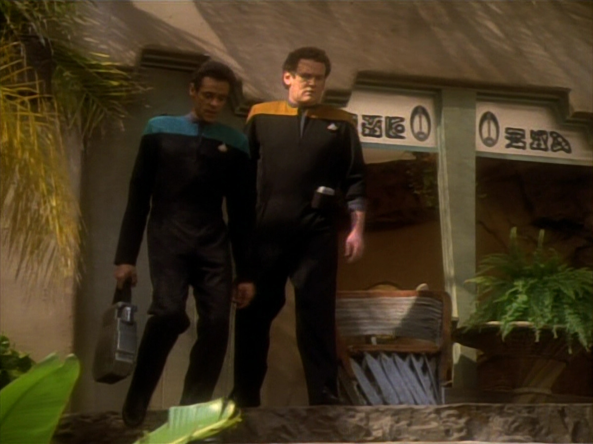 extant_StarTrekDS9_1x14-TheStoryteller_01035.jpg