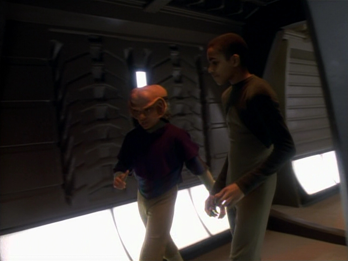 extant_StarTrekDS9_1x14-TheStoryteller_01113.jpg