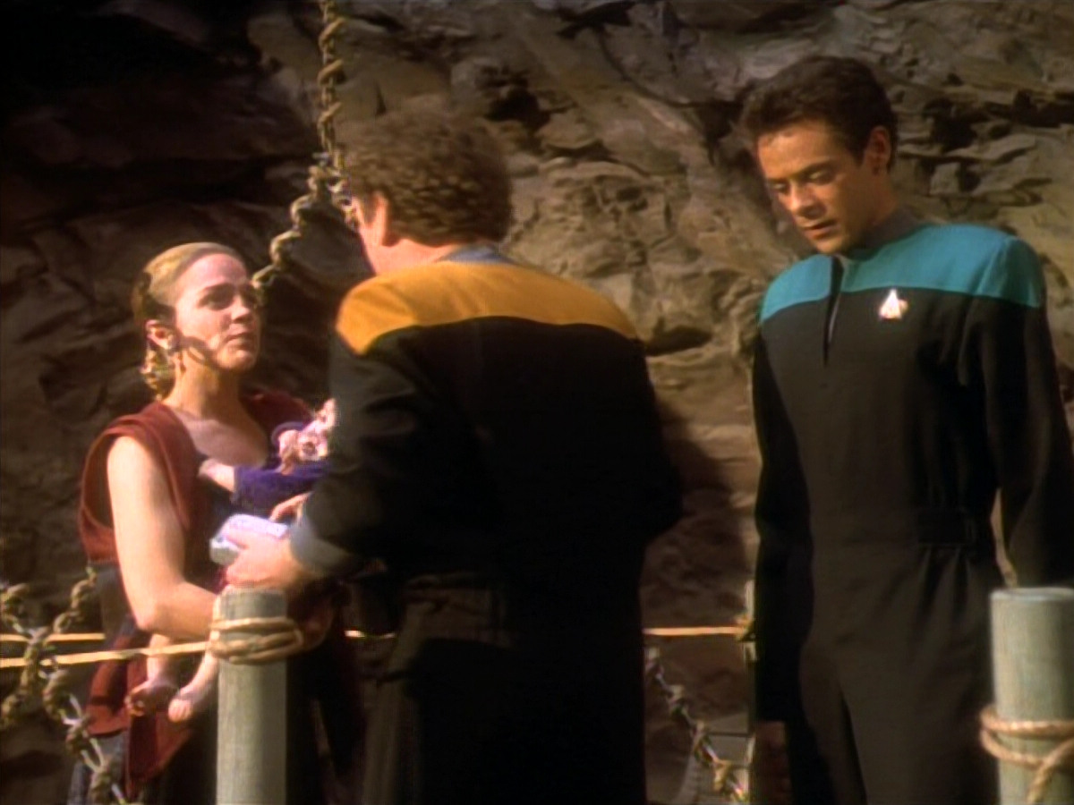 extant_StarTrekDS9_1x14-TheStoryteller_02633.jpg