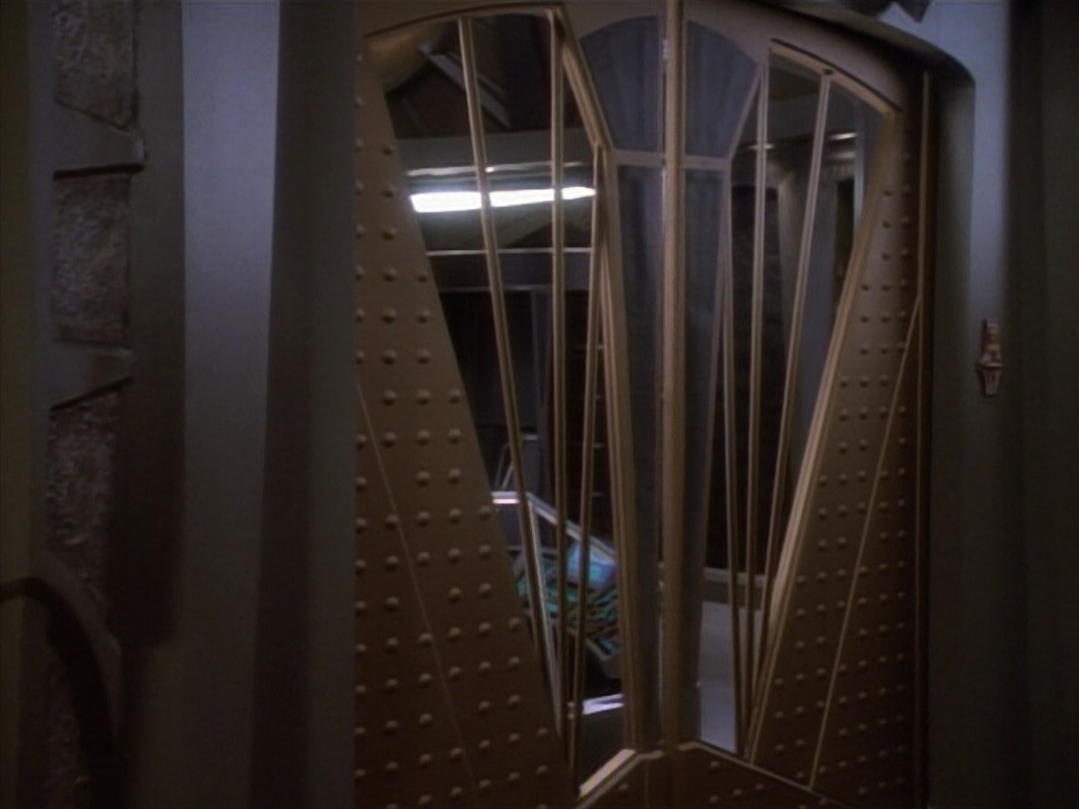 extant_StarTrekDS9_1x16-IfWishesWereHorses_03740.jpg