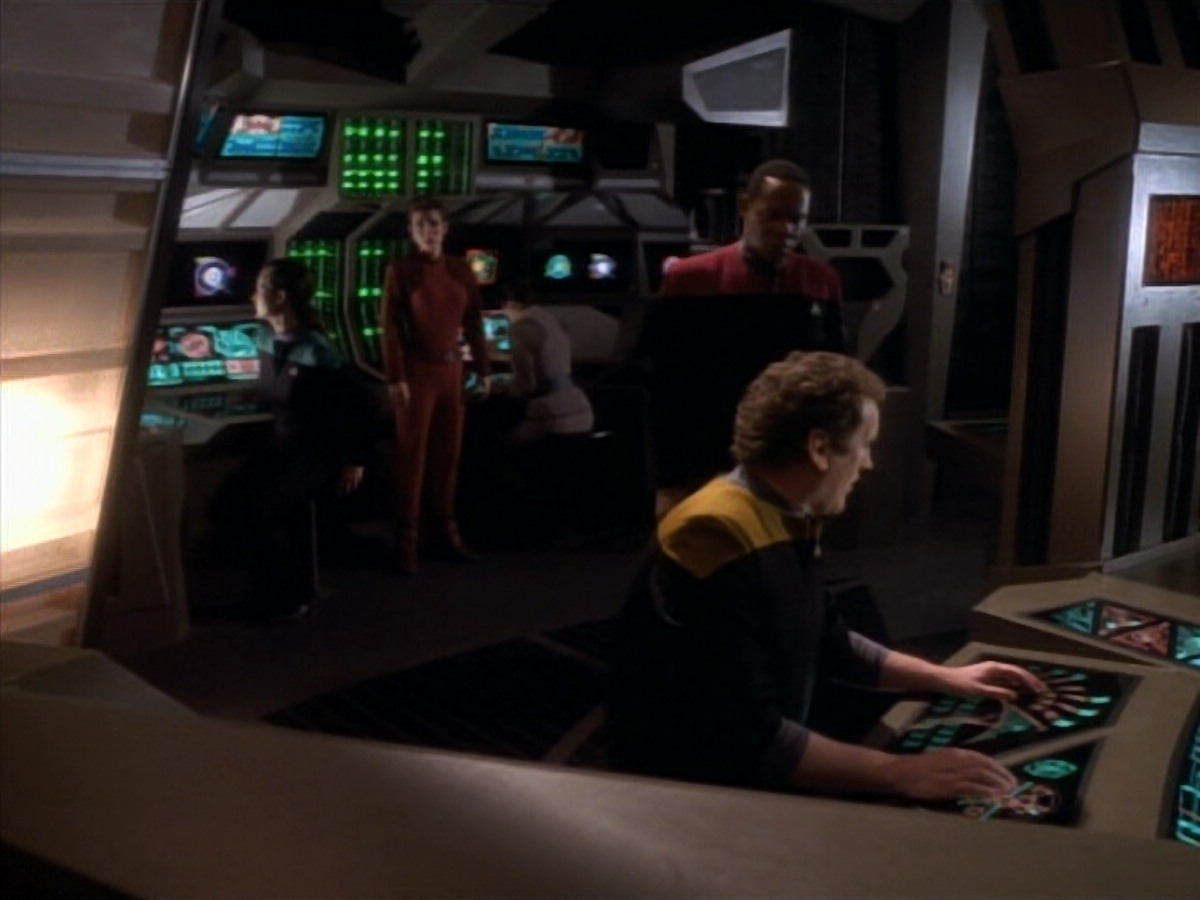 extant_StarTrekDS9_1x17-TheForsaken_02904.jpg