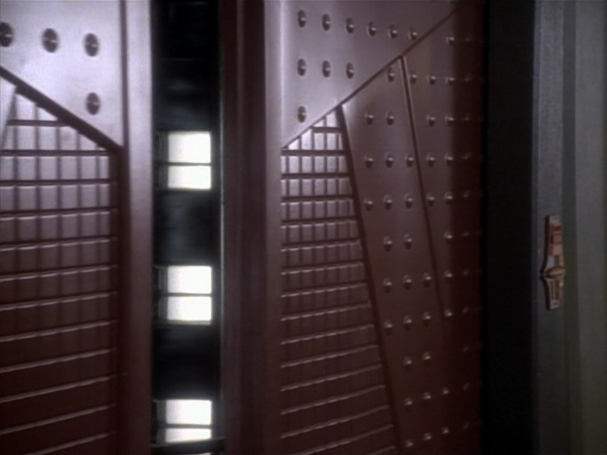 extant_StarTrekDS9_1x17-TheForsaken_03620.jpg