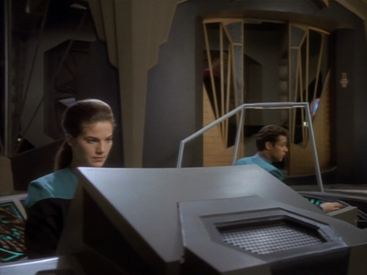 extant_StarTrekDS9_1x18-DramatisPersonae_00187.jpg