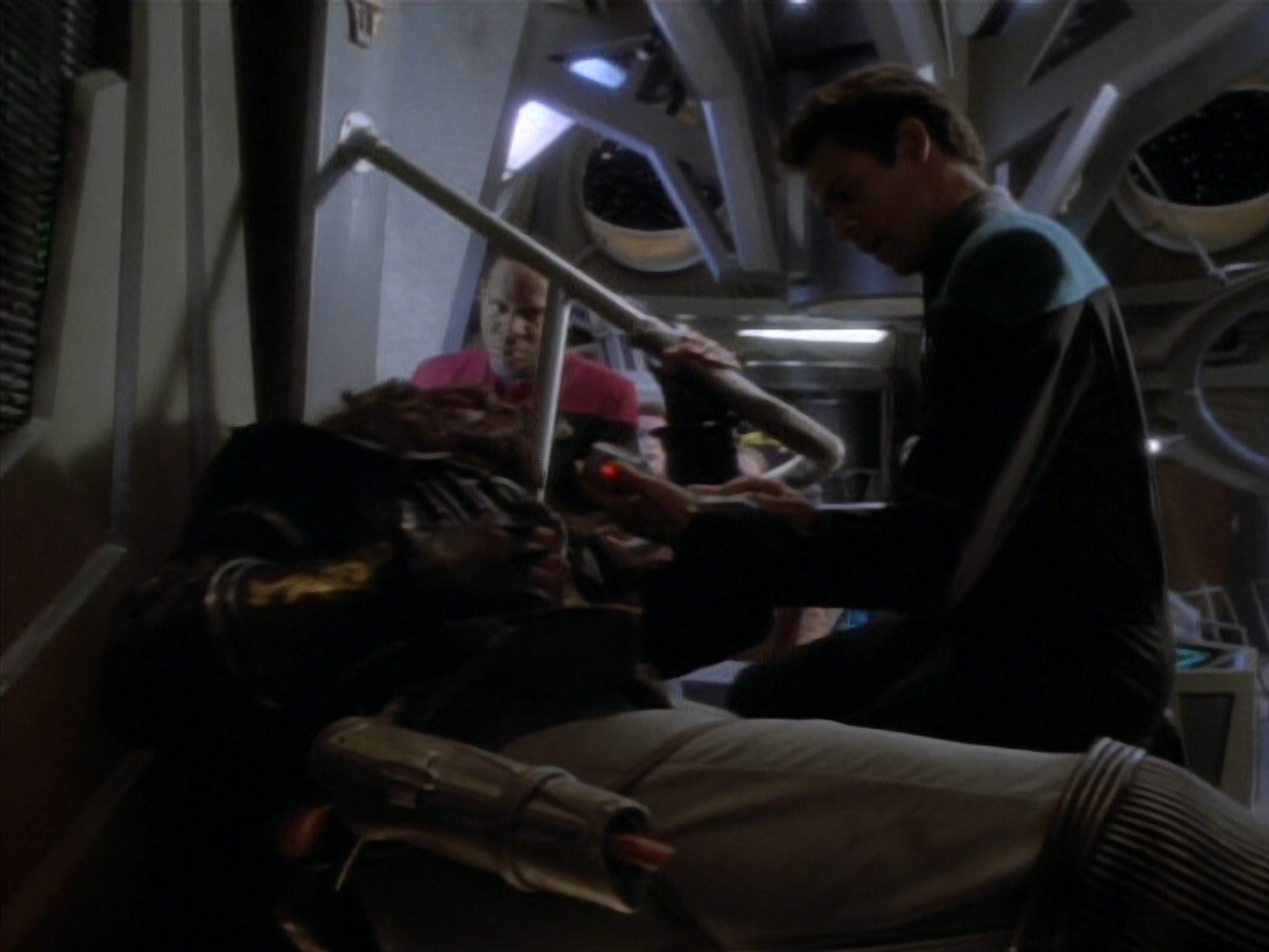 extant_StarTrekDS9_1x18-DramatisPersonae_00250.jpg
