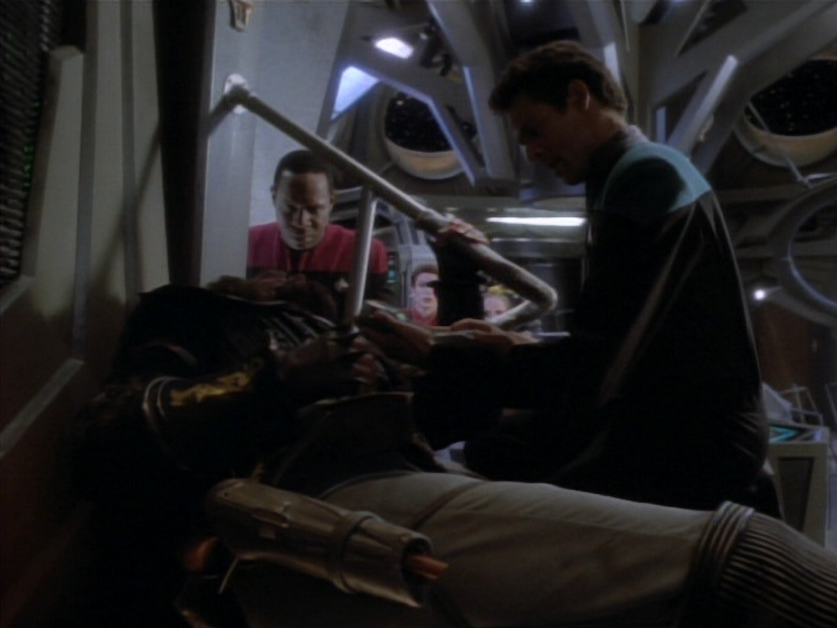 extant_StarTrekDS9_1x18-DramatisPersonae_00251.jpg