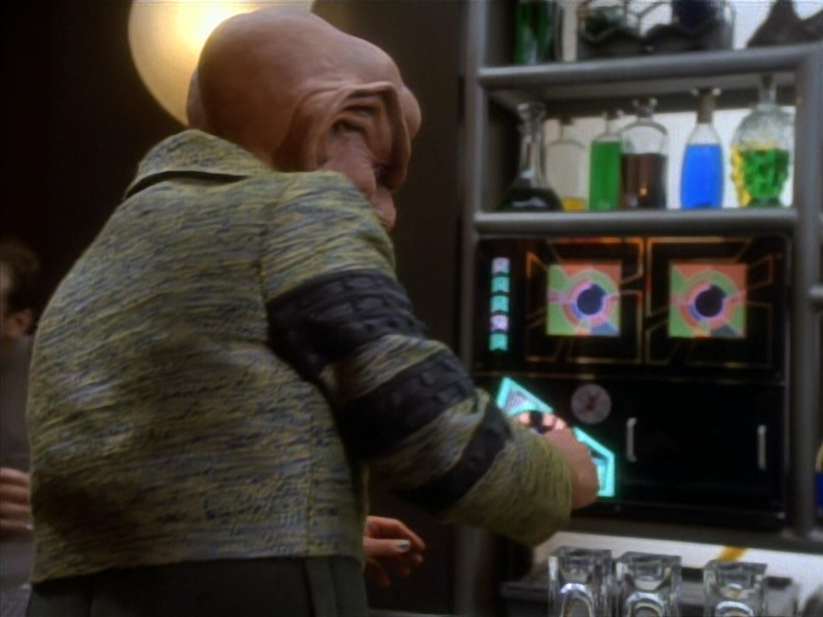 extant_StarTrekDS9_1x18-DramatisPersonae_00742.jpg