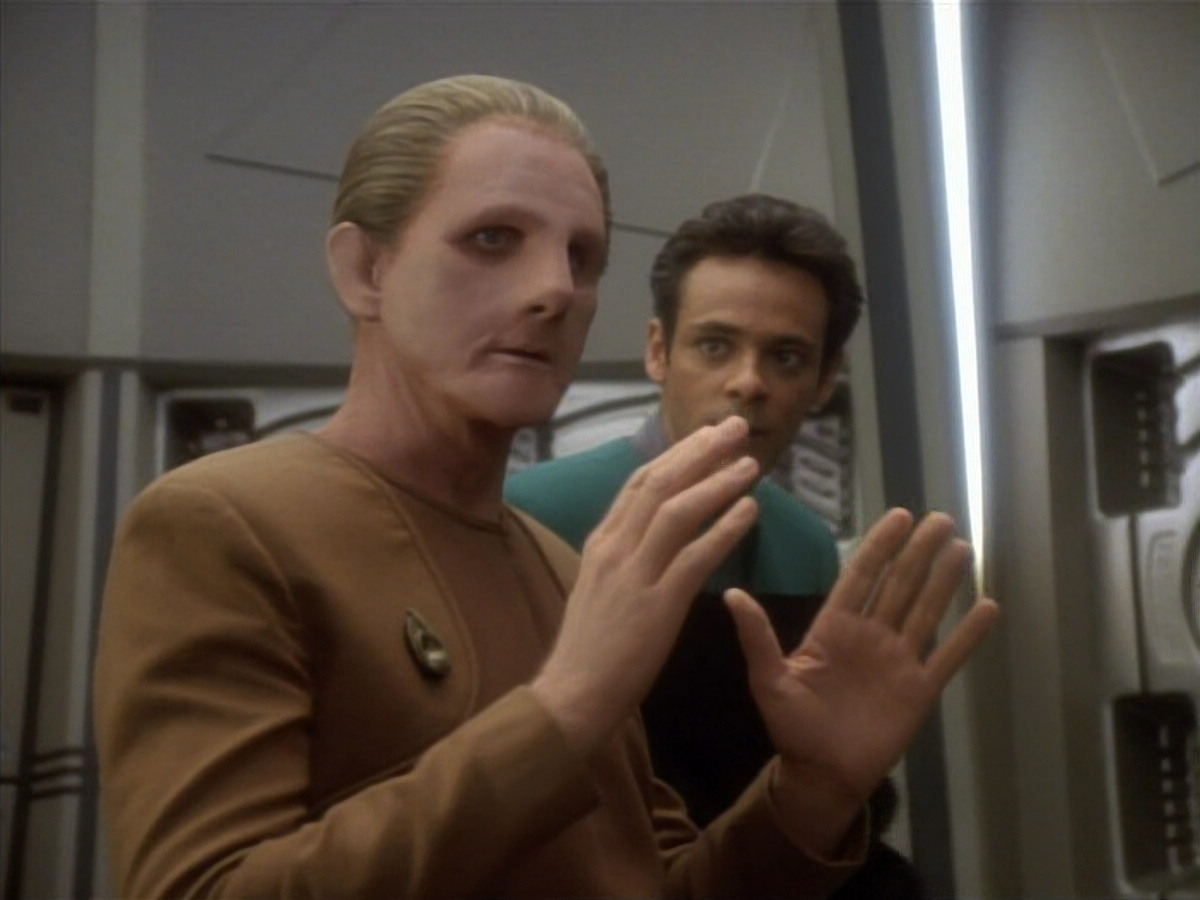 extant_StarTrekDS9_1x18-DramatisPersonae_00942.jpg
