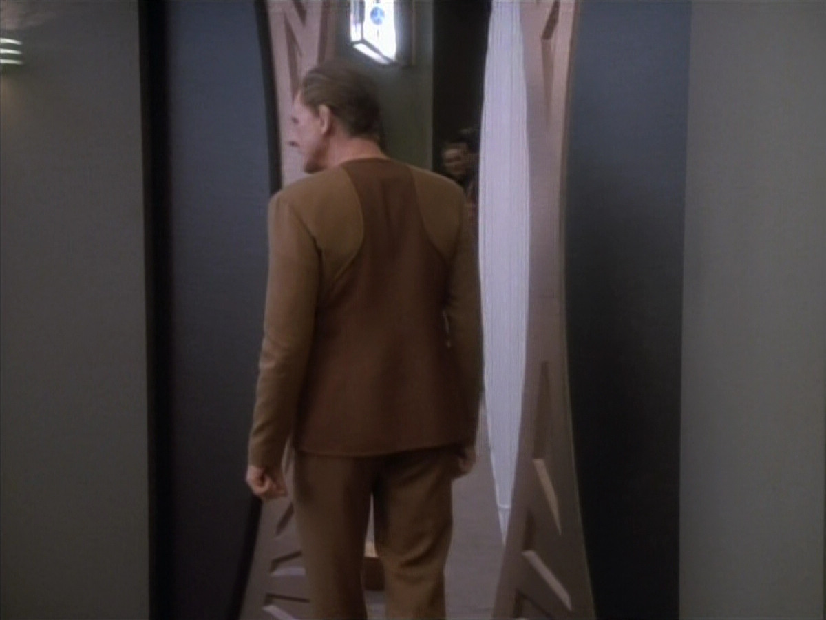 extant_StarTrekDS9_1x18-DramatisPersonae_01067.jpg
