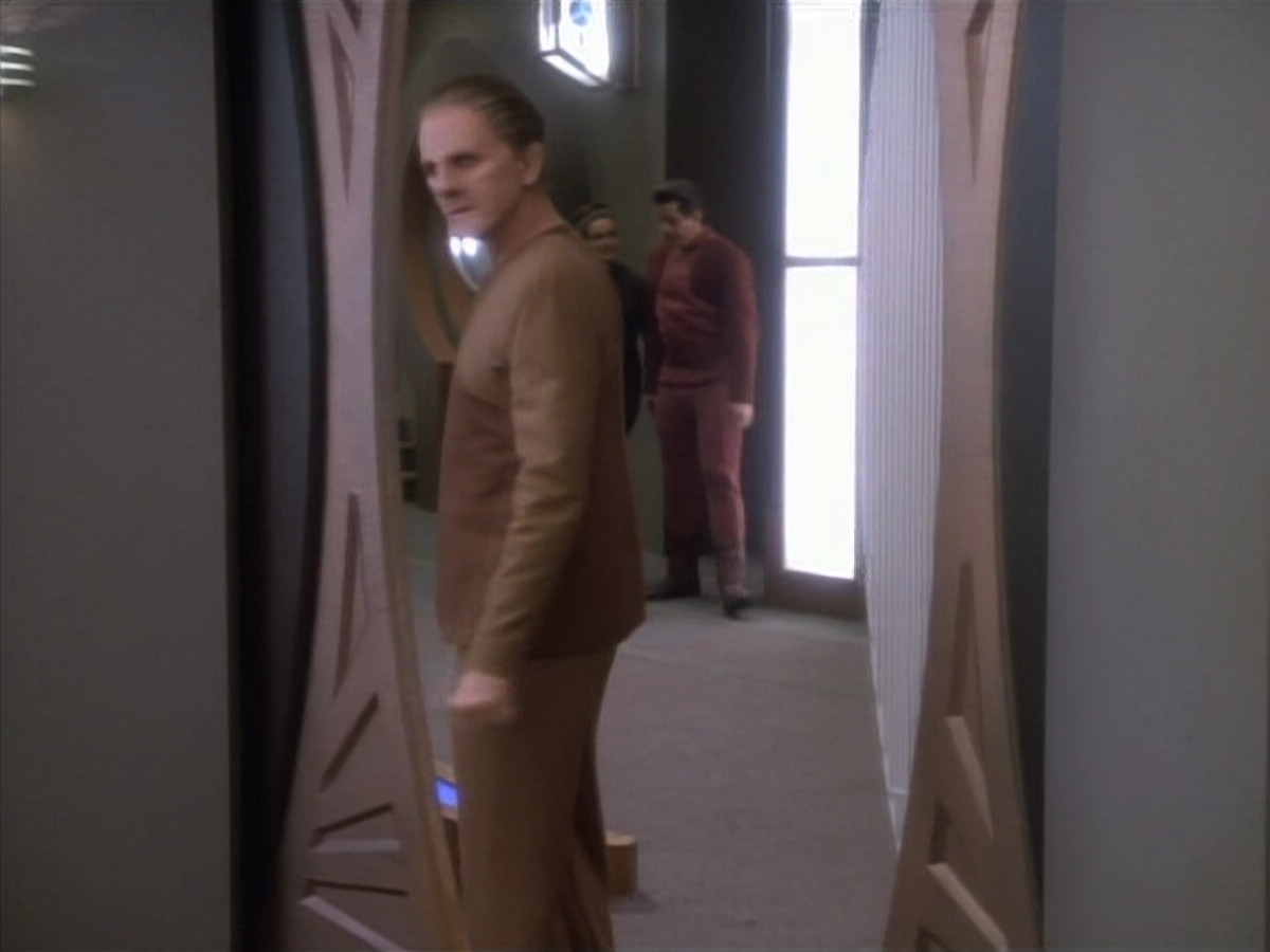 extant_StarTrekDS9_1x18-DramatisPersonae_01068.jpg