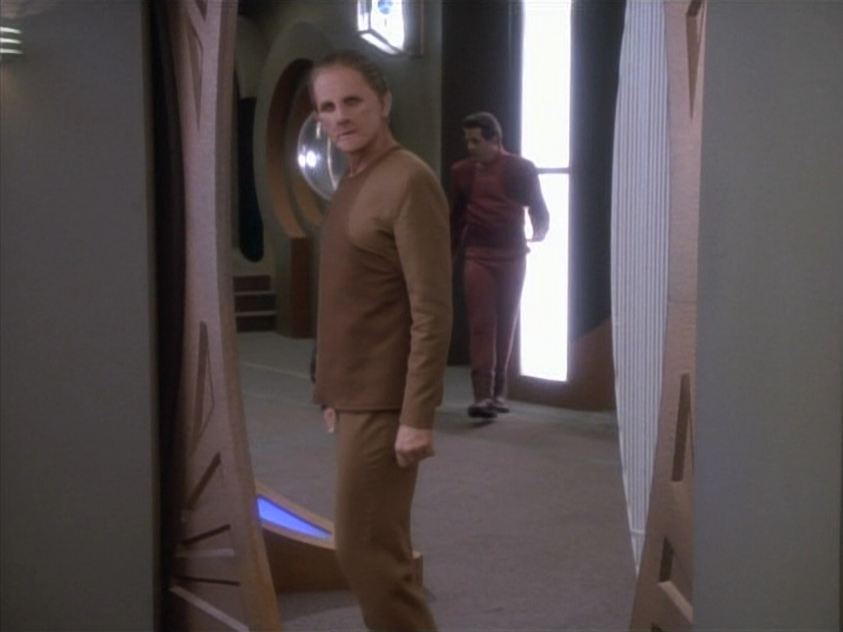 extant_StarTrekDS9_1x18-DramatisPersonae_01069.jpg