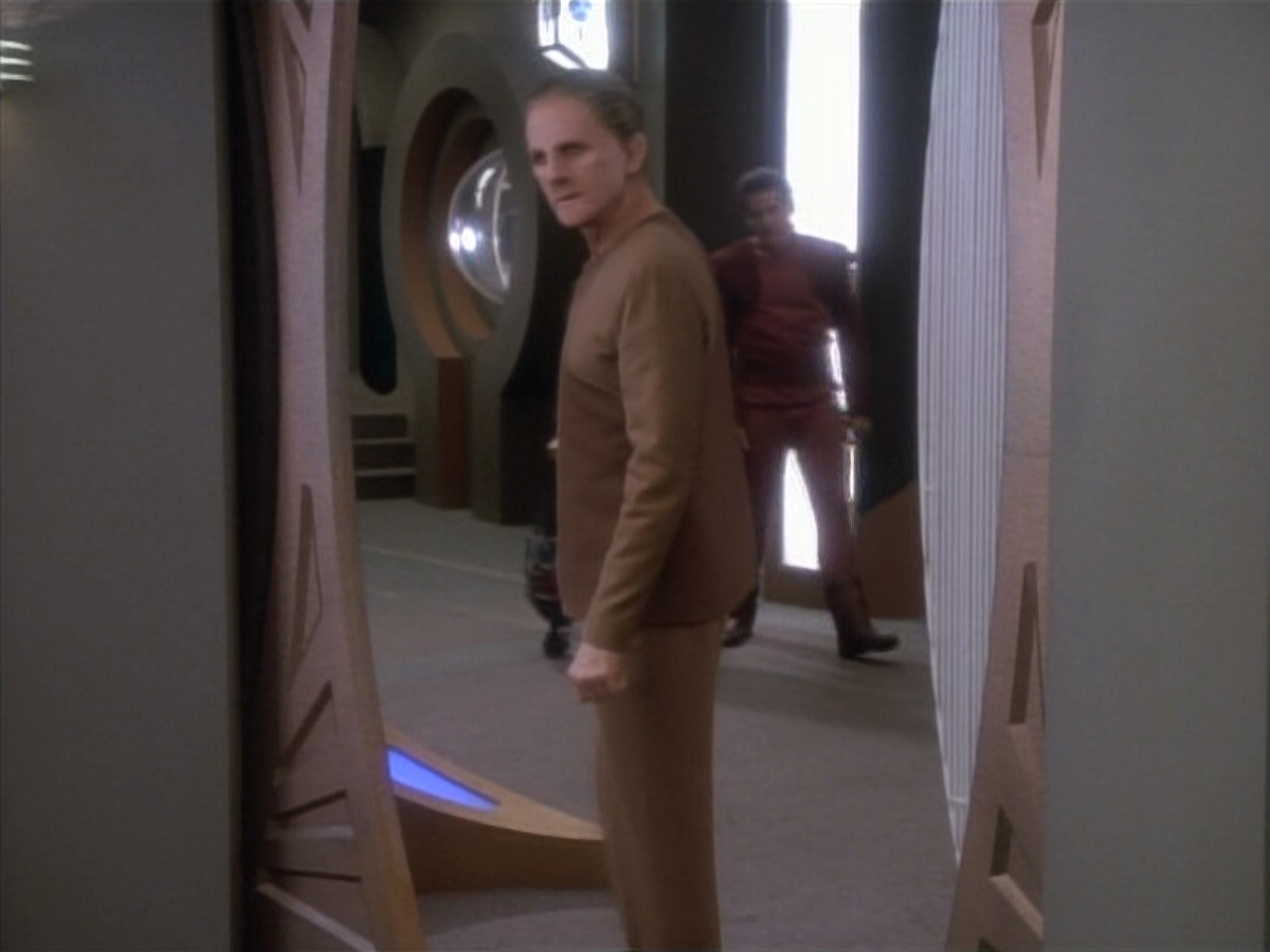 extant_StarTrekDS9_1x18-DramatisPersonae_01070.jpg